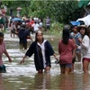 Người dân lội qua một con đường bị ngập lụt ở một ngôi làng ở Borongan, phía đông Samar, miền trung Philippines. (Nguồn: AFP)