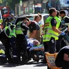 Lực lượng cứu hộ hỗ trợ nạn nhân tại hiện trường vụ lao xe vào người đi bộ ở Melbourne, Australia ngày 21/12. (Ảnh: The Australian/TTXVN)