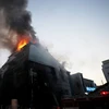 Khói bốc lên từ một tòa nhà đang cháy ở Jecheon, Nam Hàn, ngày 21/12. (Nguồn: Yonhap/Reuters) 