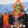 Ông Trần Thanh Mẫn tặng hoa Giám mục Nguyễn Văn Khảm. (Ảnh: Minh Trí/TTXVN)