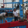 Ngư dân neo đậu tàu thuyền vào nơi tránh trú an toàn tại âu thuyền huyện Lộc Hà, tỉnh Hà Tĩnh. (Ảnh: Công Tường/TTXVN)