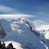 Núi Mont Blanc (phải) trên dãy Alps, Pháp. (Ảnh: AFP/TTXVN)