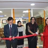 Đại sứ Việt Nam tại Ấn Độ Tôn Sinh Thành, Trợ lý Bộ trưởng Văn hóa Ấn Độ Sujata Prasad cắt băng khai trương phòng sách. (Ảnh: Huy Bình-Minh Luyến/Vietnam+) 