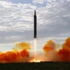 Một vụ thử nghiệm phóng tên lửa Hwasong-12 của Triều Tiên. (Nguồn: Reuters)