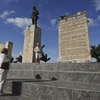 Du khách tham quan tượng đài Che Guevara tại Santa Clara, Cuba. (Ảnh: AFP/TTXVN)