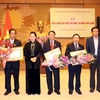 Chủ tịch Quốc hội Nguyễn Thị Kim Ngân đến dự và trao Huy hiệu Đảng cho các Đảng viên. (Ảnh: Trọng Đức/TTXVN)