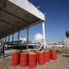 Các thùng chứa dầu tại cơ sở lọc dầu Bai Hassan ở Kirkuk, Iraq. (Ảnh: AFP/TTXVN )