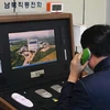 Sỹ quan Hàn Quốc kiểm tra đường dây nóng liên Triều tại Khu vực An ninh chung thuộc làng đình chiến Panmunjom ngày 3/1 vừa qua. (Ảnh: YONHAP/TTXVN)