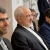 Ngoại trưởng Iran Mohammad Javad Zarif Khonsari (giữa) tham dự cuộc họp ở Brussels ngày 11/1. (Ảnh: AFP/TTXVN)