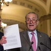 Lãnh đạo phe Dân chủ thiểu số tại Thượng viện Mỹ Chuck Schumer (giữa) phát biểu tại cuộc họp báo ở Washington, DC ngày 1/8/2017. (Ảnh: AFP/TTXVN)