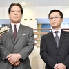 Tổng thư ký đảng Hy vọng Motohisa Furukawa và người đồng cấp của đảng Dân chủ Nhật Bản (DPJ) Teruhiko Mashiko. (Ảnh: Kyodo)