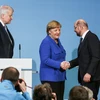 Thủ tướng Đức Angela Merkel (giữa), người đứng đầu liên minh CDU/CSU, và lãnh đạo SPD Martin Schulz (phải) trong cuộc họp báo sau cuộc đàm phán tại Berlin ngày 12/1 vừa qua. (Ảnh: THX/TTXVN)