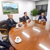 Bộ trưởng Thống nhất Hàn Quốc Cho Myoung-gyon (giữa) trong cuộc họp với các thành viên phái đoàn Hàn Quốc ở thủ đô Seoul ngày 15/1 vừa qua, trước khi tới làng đình chiến Panmunjom tham dự cuộc đàm phán cấp làm việc liên Triều. (Ảnh: Yonhap/TTXVN)