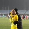Thủ môn U23 Iraq Ahmed Basil được đồng đội động viên sau khi thua U23 Viêt Nam.