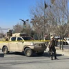 Lực lượng an ninh Afghanistan gác tại hiện trường một vụ nổ ở Kabul ngày 28/12/2017. (Ảnh: AFP/TTXVN)