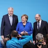 Thủ tướng Đức Angela Merkel (giữa), lãnh đạo đảng CSU Horst Seehofer (trái) và lãnh đạo đảng SPD Martin Schulz (phải) tại cuộc họp báo ở Berlin ngày 12/1 vừa qua. (Ảnh: THX/TTXVN)