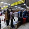 Hành khách tại sân bay Mitiga ở Tripoli, Libya. (Ảnh: AFP/TTXVN)