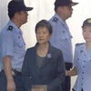 Cựu Tổng thống Hàn Quốc Park Geun-hye bị áp giải đến tòa án ở Seoul ngày 31/8/2017. (Ảnh: Yonhap/TTXVN)