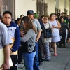 Người nhập cư "Dreamer" xếp hàng bên ngoài một văn phòng tư vấn về quyền nhập cư tại Los Angeles, Mỹ ngày 30/9/2017. (Ảnh: AFP/TTXVN)