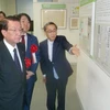 Bộ trưởng phụ trách các vấn đề lãnh thổ của Nhật Bản Tetsuma Esaki (trái) thăm bảo tàng ở Tokyo nơi trưng bày những hiện vật liên quan đến các đảo Takeshima/Dokdo. (Ảnh: Kyodo/TTXVN)