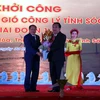 Lãnh đạo tỉnh Sóc Trăng tặng hoa chúc mừng nhà đầu tư. (Ảnh: Trung Hiếu/TTXVN)