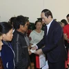 Chủ tịch nước Trần Đại Quang đến thăm, chúc Tết, tặng quà động viên đồng bào dân tộc và các gia đình chính sách tại xã Ia Dom, huyện Đức Cơ, tỉnh Gia Lai. (Ảnh: Nhan Sáng/TTXVN)
