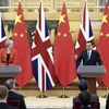 Thủ tướng Trung Quốc Lý Khắc Cường và người đồng cấp Anh Theresa May. (Ảnh: THX/TTXVN)