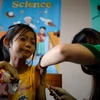 Tiêm vắcxin phòng bệnh sốt xuất huyết cho học sinh trường tiểu học Parang ở Marikina, phía tây Manila ngày 4/4. (Ảnh: AFP/TTXVN) 