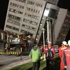 Lực lượng cứu hộ hỗ trợ người dân sơ tán khỏi một tòa nhà sau động đất ở Đài Loan, Trung Quốc, đêm 6/2. (Ảnh: EPA/TTXVN)