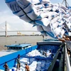 Bốc xếp gạo xuất khẩu tại cảng Sài Gòn. (Ảnh: Đình Huệ/TTTXVN)