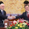 Phó Tổng thống Mỹ Mike Pence (trái) và Tổng thống Hàn Quốc Moon Jae-in tại cuộc gặp ở Seoul, Hàn Quốc ngày 8/2 vừa qua. (Ảnh: Yonhap/TTXVN