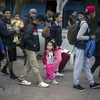 Người di cư tìm kiếm khả năng nhập cư vào Mỹ, chờ đợi tại khu vực Tijuana thuộc biên giới Mỹ - Mexico ngày 12/11/2017. (Ảnh: AFP/TTXVN)