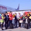 Tặng hoa chúc mừng những vị khách quốc tế đầu tiên đến "xông đất" Đà Nẵng bằng đường hàng không. (Ảnh: TTXVN phát)