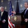 Ngoại trưởng Thổ Nhĩ Kỳ Mevlut Cavusoglu (phải) và Ngoại trưởng Mỹ Rex Tillerson trong cuộc họp báo sau hội đàm ở Ankara ngày 16/2. (Ảnh: AFP/TTXVN)