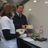 Thử nhanh kiểm tra an toàn thực phẩm trên xe chuyên dụng tại khu vực lễ hội Chùa Hương. (Ảnh: Tuyết Mai/TTXVN)