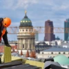 Công nhân làm việc tại Berlin, Đức. (Ảnh: AFP/TTXVN)