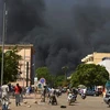 Khói đen bốc lên cuồn cuộn sau vụ nổ ở thủ đô Ouagadougou. (Nguồn: AFP/TTXVN)