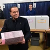 Cựu Thủ tướng Italy Silvio Berlusconi bỏ phiếu tại điểm bầu cử ở Milan ngày 4/3. (Ảnh: THX/TTXVN)