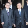 Chánh văn phòng an ninh quốc gia Phủ Tổng thống Hàn Quốc Chung Eui-yong (phải) dẫn đầu đoàn đặc phái viên Tổng thống Moon Jae-in tới Bình Nhưỡng từ sân bay tại Seongnam, phía nam Seoul ngày 5/3. (Ảnh: Yonhap/TTXVN)