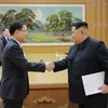 Nhà lãnh đạo Kim Jong-un (phải) và đặc phái viên của Tổng thống Hàn Quốc, ông Chung Eui-yong (trái) trong cuộc gặp tại Bình Nhưỡng ngày 5/3 vừa qua. (Ảnh: Yonhap/TTXVN)