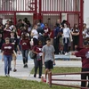  Học sinh trở lại trường Marjory Stoneman Douglas ở Parkland, bang Florida, Mỹ ngày 28/2 vừa qua. (Ảnh: AFP/TTXVN)