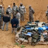 Quân đội Libya kiểm tra số đạn dược vũ khí. (Ảnh: AFP/TTXVN)