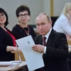 Đương kim Tổng thống Nga Vladimir Putin bỏ phiếu tại điểm bầu cử ở Moskva ngày 18/3. (Ảnh: THX/TTXVN)