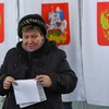 Cử tri Nga bỏ phiếu tại một điểm bầu cử ở ngoại ô Moskva ngày 17/3. (Ảnh: AFP/TTXVN)