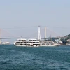 Tàu du lịch quốc tế 5 sao đưa khách quốc tế tham quan vịnh Hạ Long. (Ảnh: Văn Đức/TTXVN)