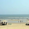 Bãi biển Thiên Cầm, huyện Cẩm Xuyên, tỉnh Hà Tĩnh đang thu hút rất đông khách du lịch quay lại. (Ảnh: Quang Quyết/TTXVN)