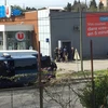 Cảnh sát phong tỏa hiện trường vụ nổ súng bắt giữ con tin tại siêu thị ở Trebes. (Ảnh: Reuters/TTXVN)