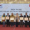 Phó Chủ tịch UBND tỉnh Hà Sỹ Đồng trao bằng khen cho các cá nhân, tập thể. (Nguồn: quangtri.gov.vn)