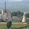 Tháp làm nguội của cơ sở hạt nhân Yongbyon (phải) trước khi bị phá hủy ngày 27/6/2008. (Ảnh: Reuters/TTXVN)