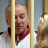 Cựu điệp viên Sergei Skripal (trái) trong phiên xét xử tại tòa án quân sự Moskva, Nga ngày 9/8/2006. (Ảnh: AFP/TTXVN)